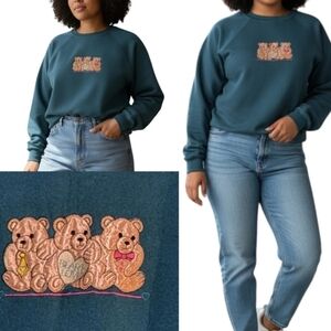 2X • Vintage • 90s Teal  Crewneck Sweater With Satin Bear Patch & Embroidery